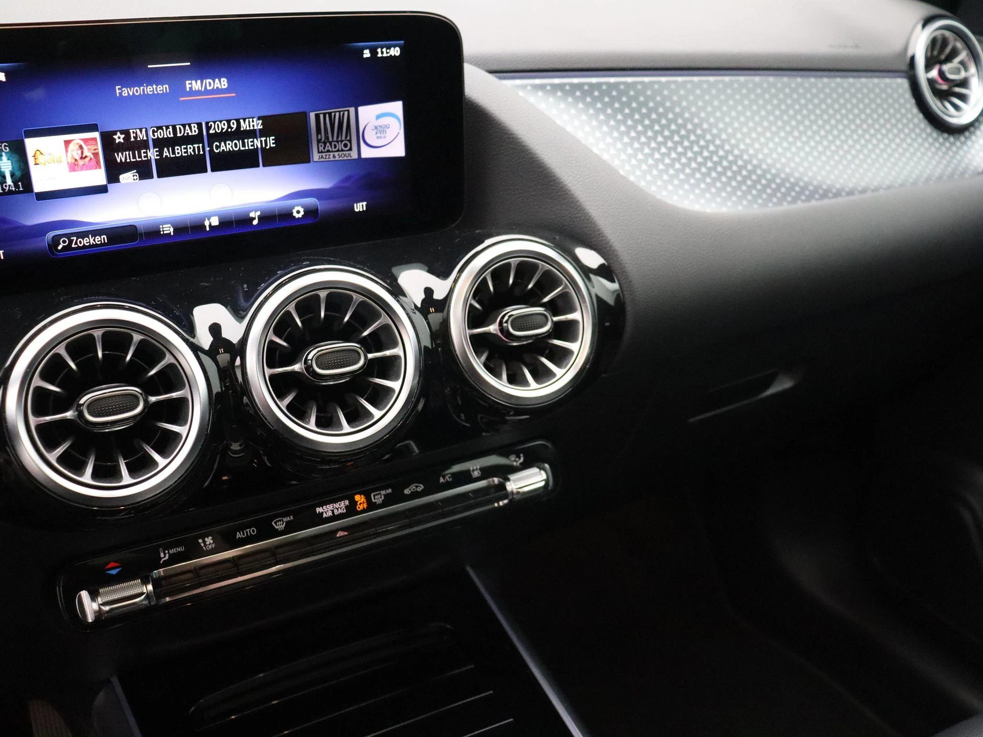 Mercedes-Benz-EQA-image-11