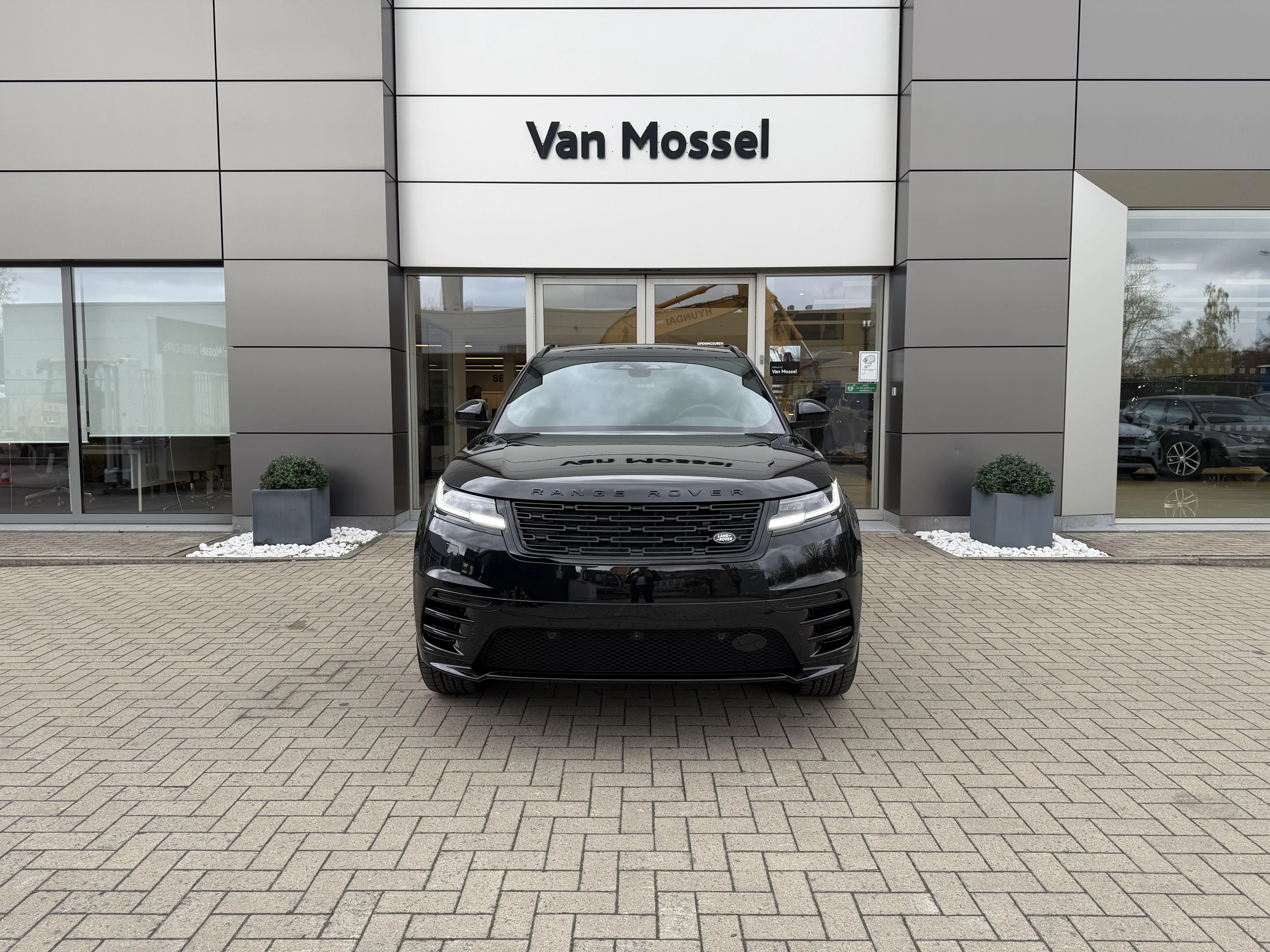 Land Rover Range Rover Velar P400e Dynamic SE AWD Auto. 26.5MY