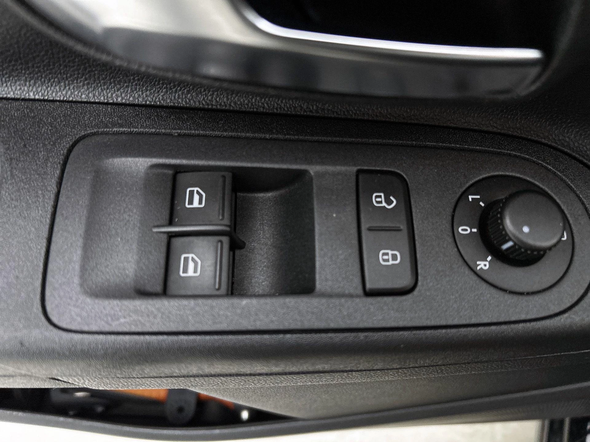 Volkswagen-up!-image-27