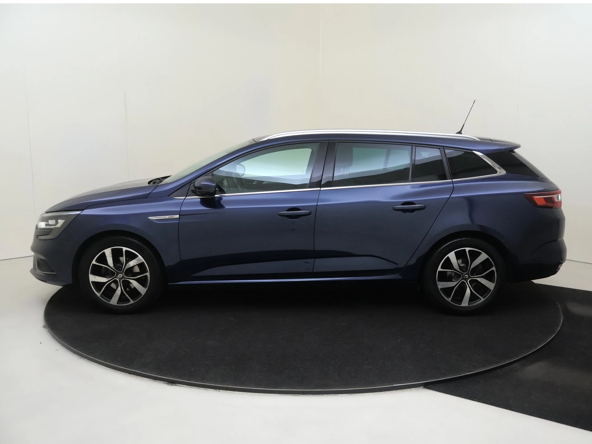 Renault-Mégane Estate-image-3