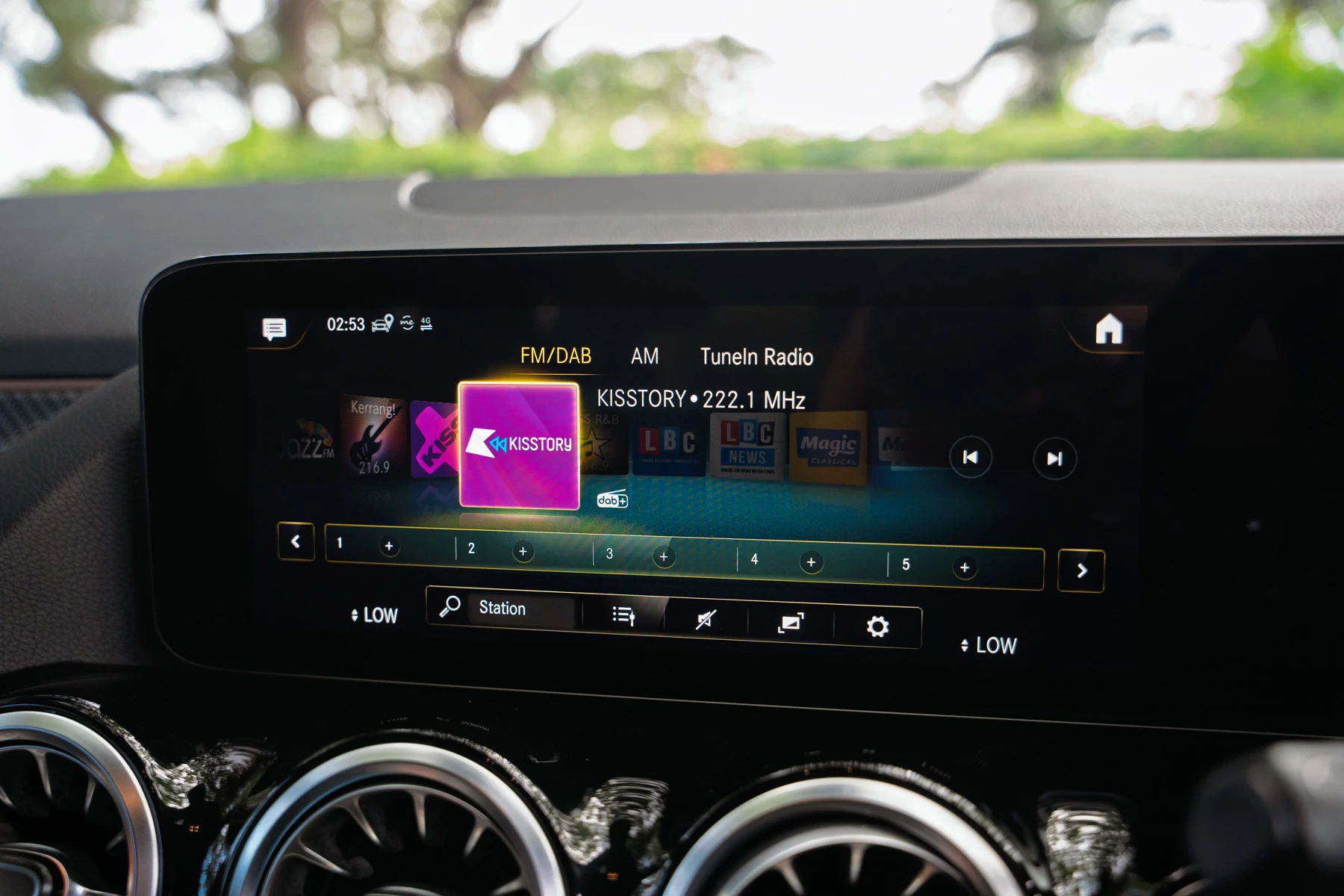 Mercedes-Benz-GLA-image-35