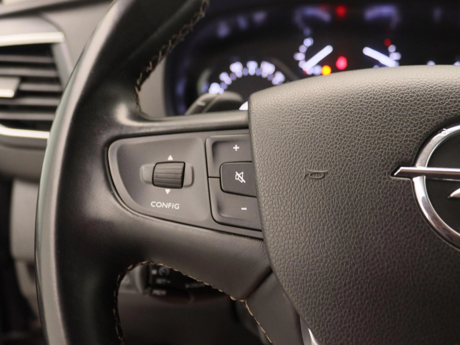 Opel-Vivaro-image-16