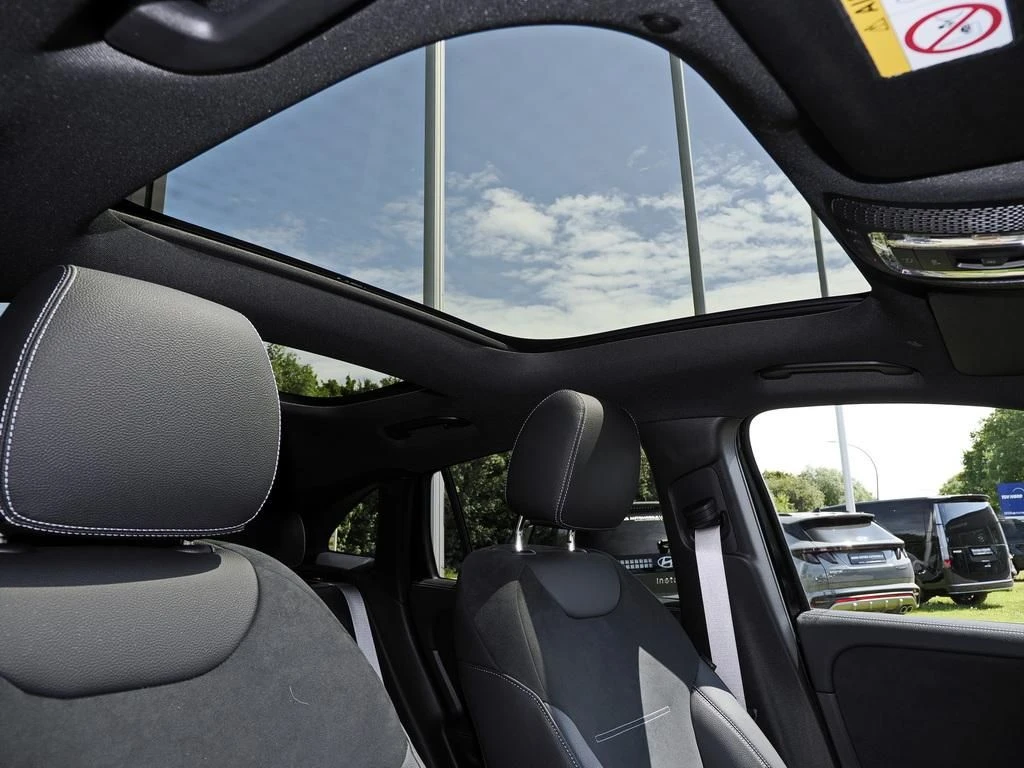 Mercedes-Benz-GLA 200 d-image-15