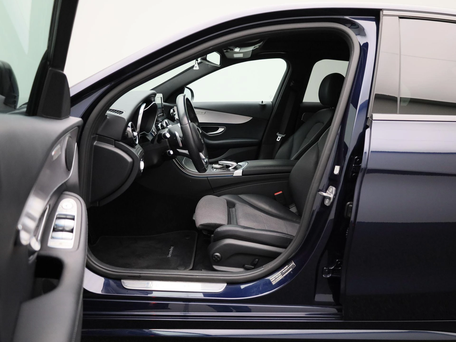 Mercedes-Benz-C-Klasse-image-8