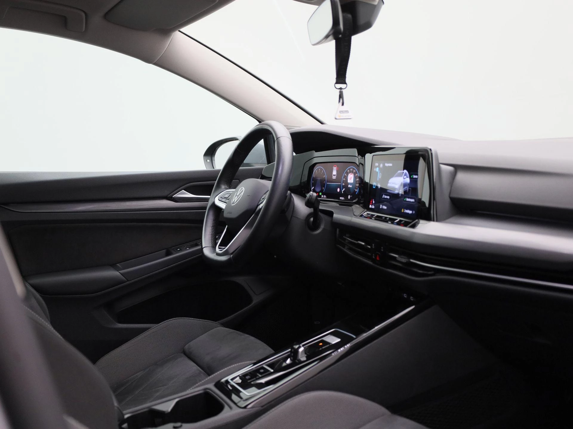 Volkswagen-Golf-image-31