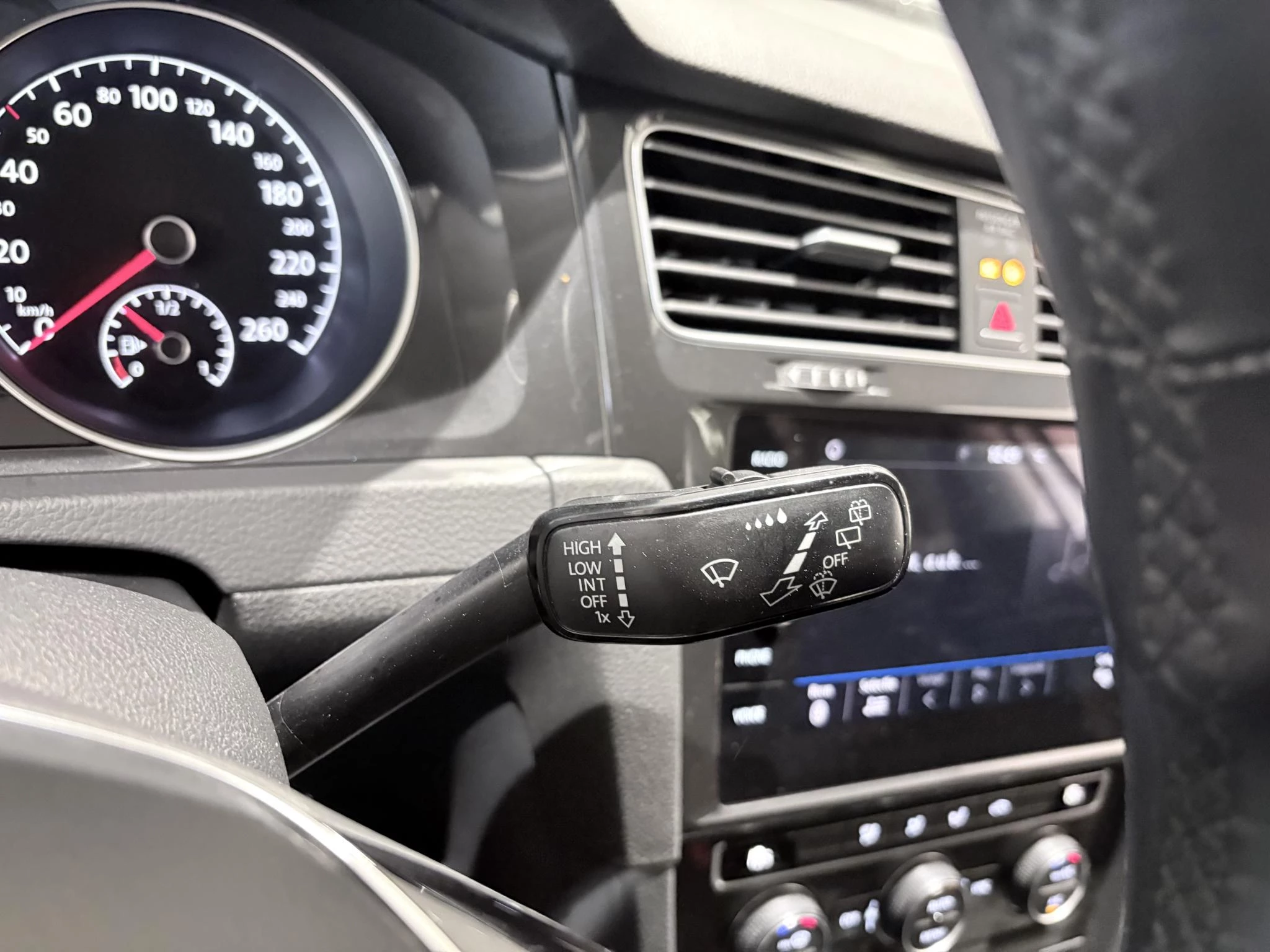 Volkswagen-Golf-image-14