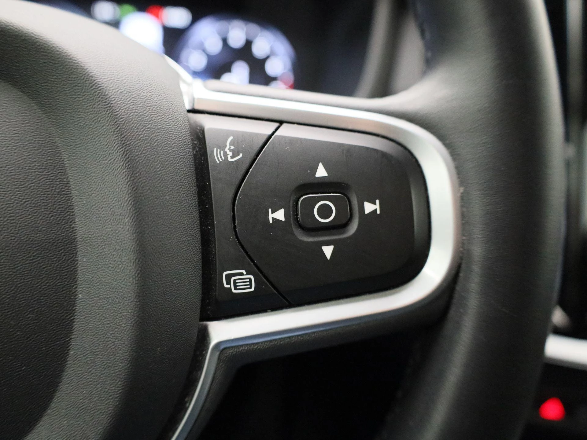 Volvo V60 B3 DCT Momentum Pro