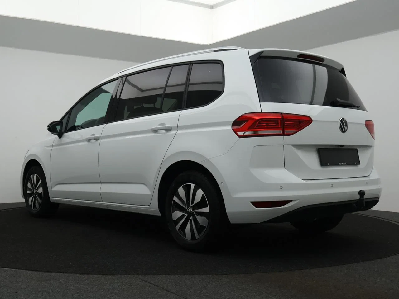 Volkswagen-Touran-image-16