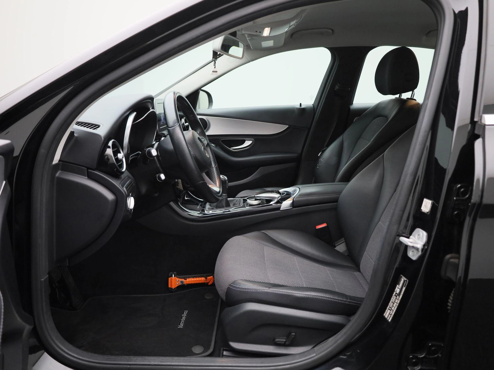 Mercedes-Benz-C-Klasse-image-11