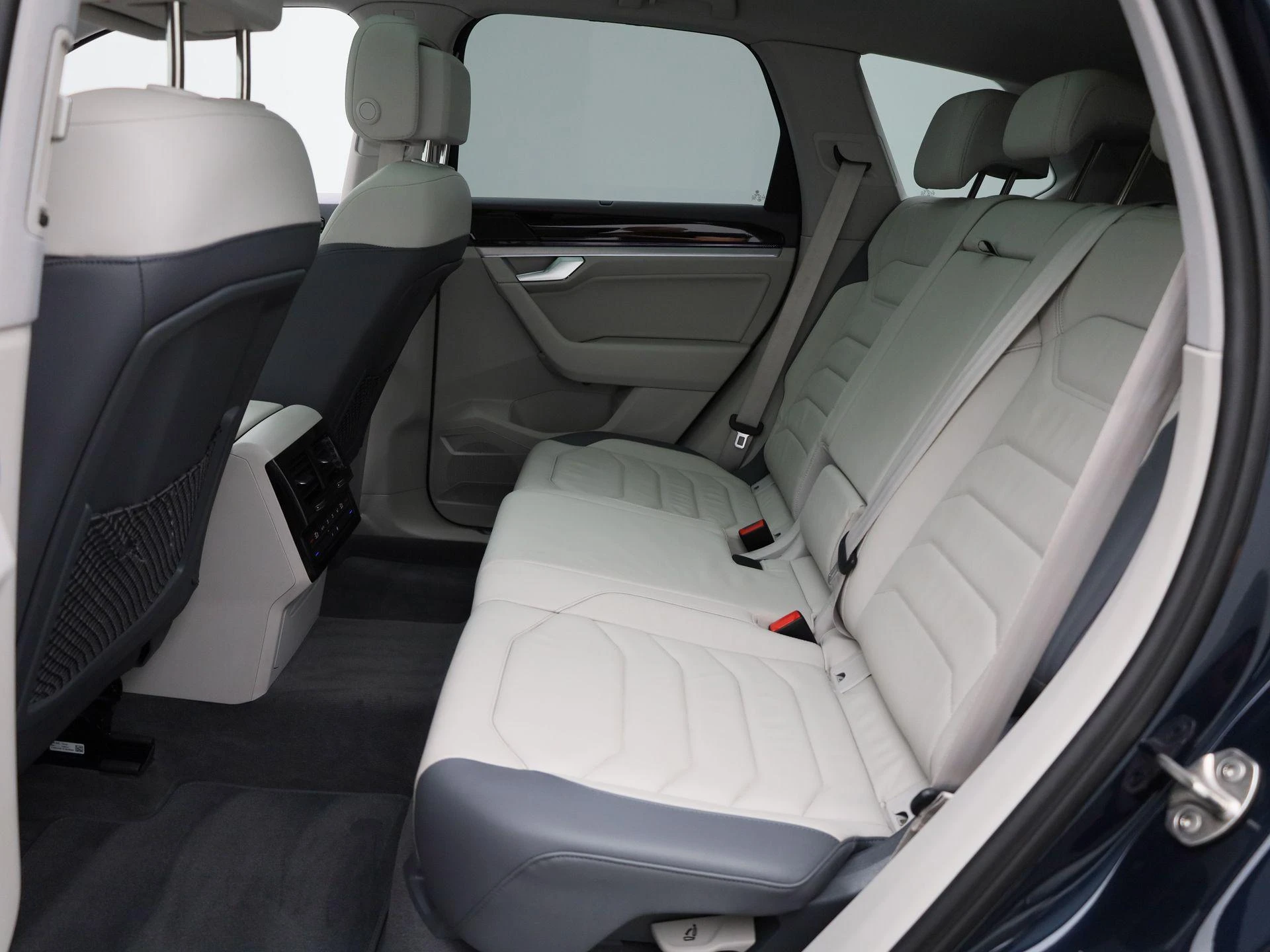 Volkswagen-Touareg-image-11