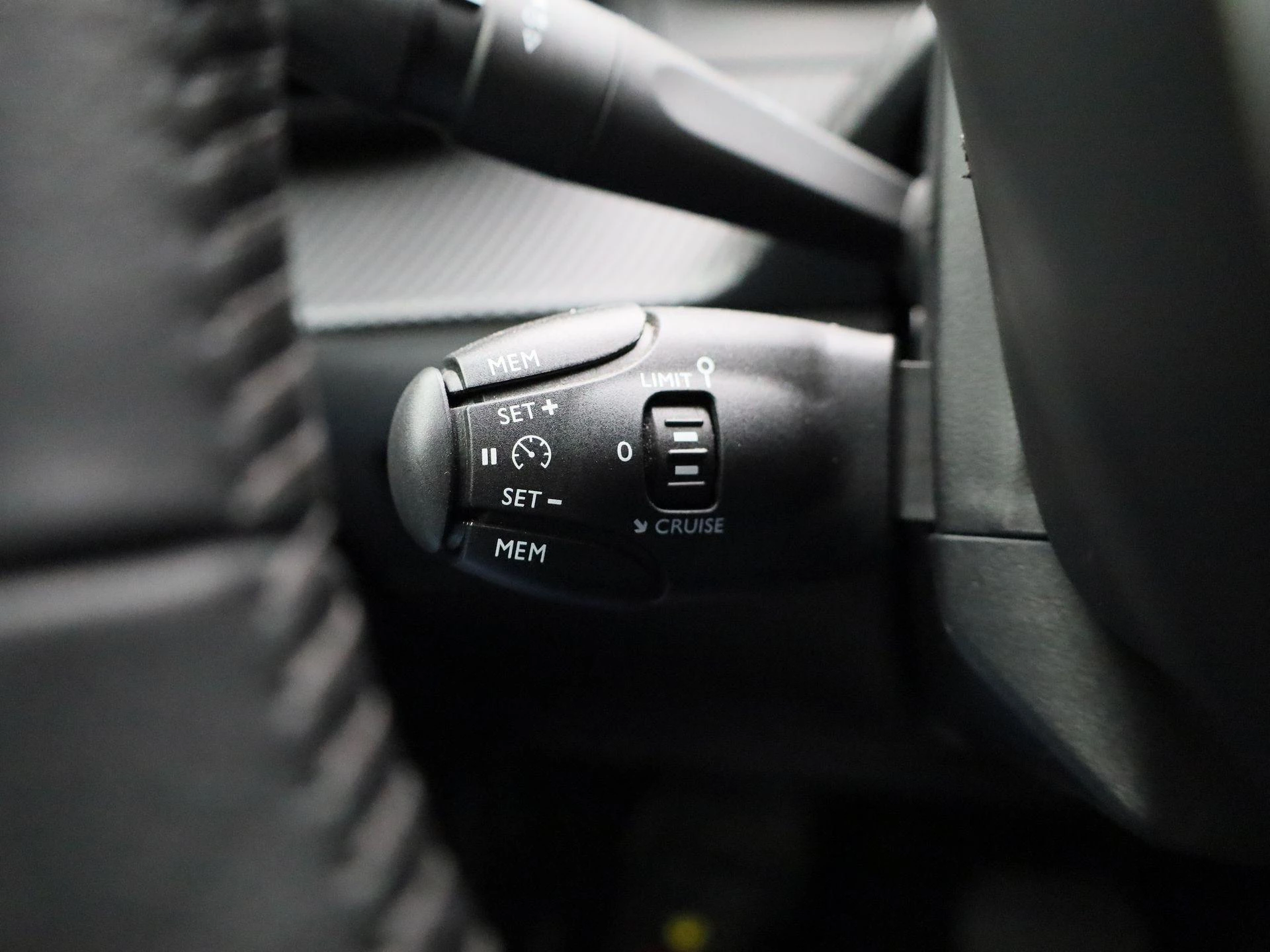Peugeot-e-2008-image-24