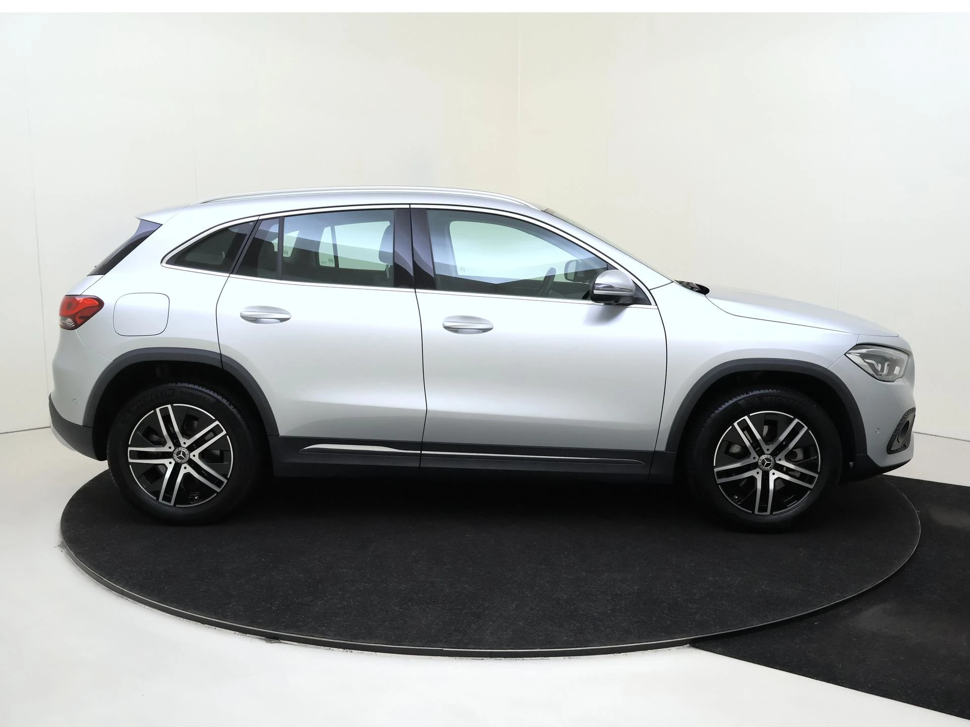 Mercedes-Benz-GLA-image-9