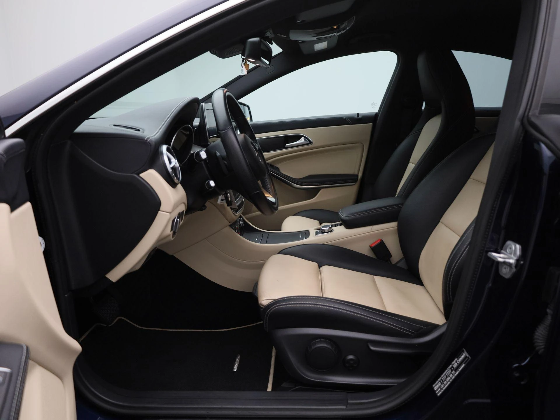 Mercedes-Benz-CLA-image-11