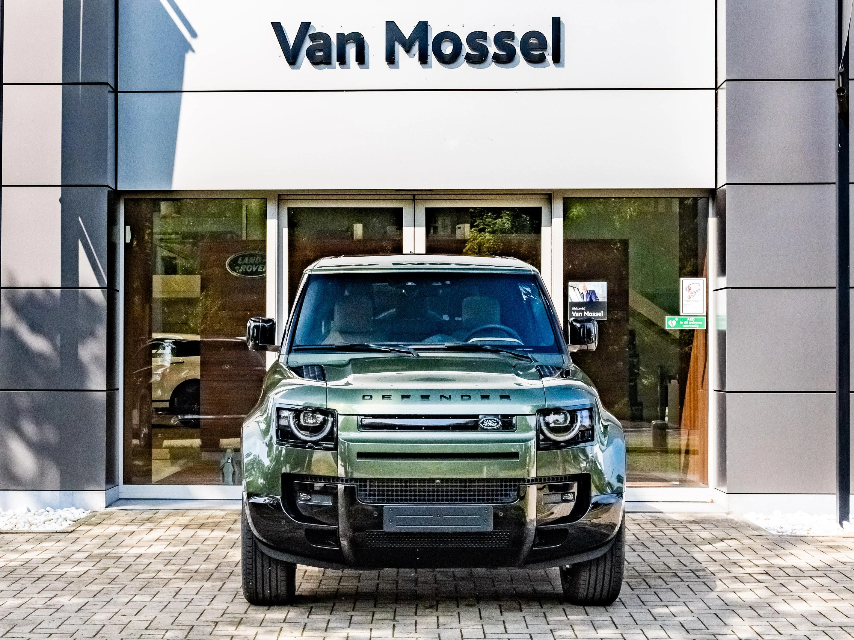 Land Rover-Defender-image-1