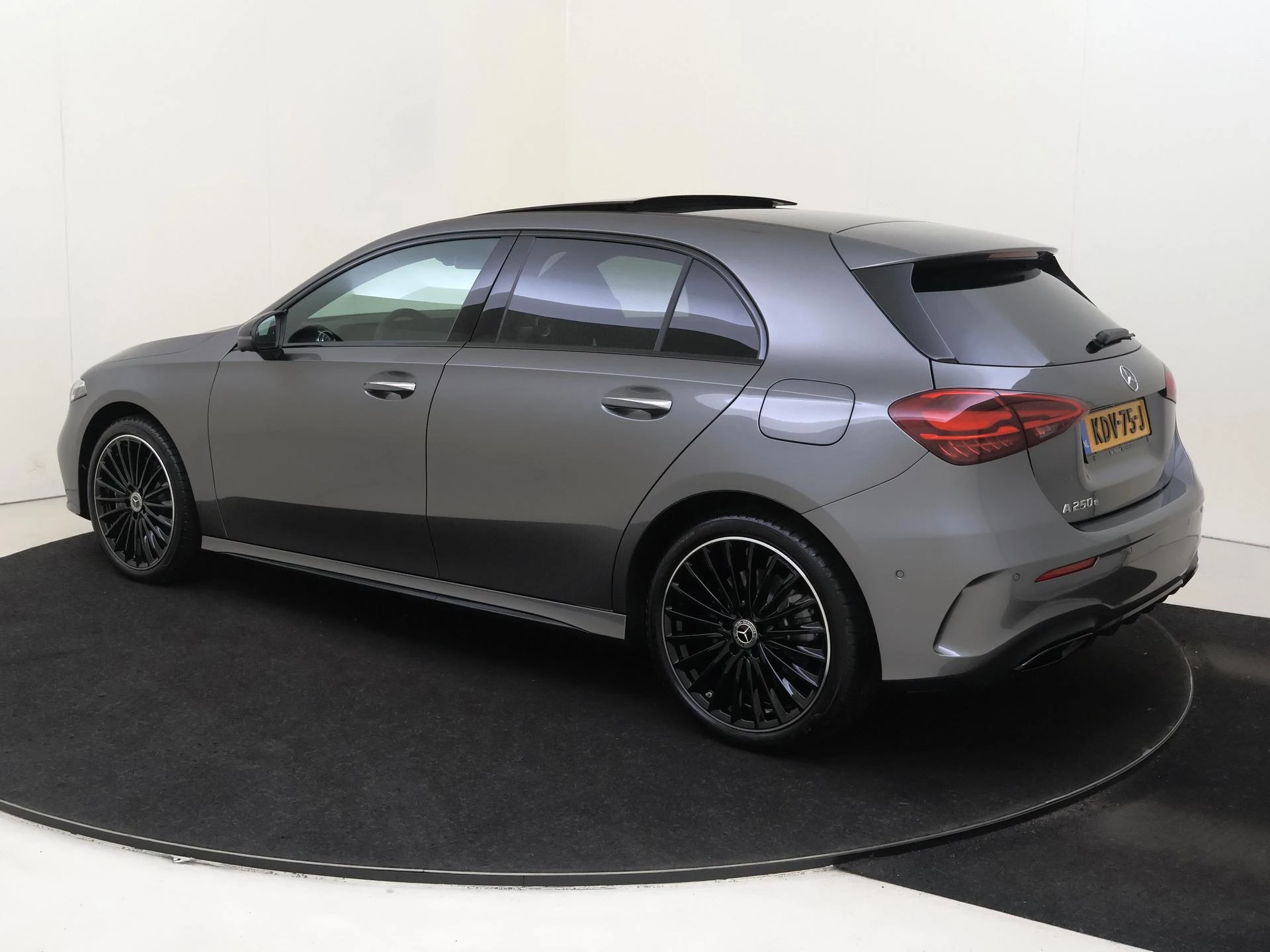 Mercedes-Benz-A-Klasse-image-2