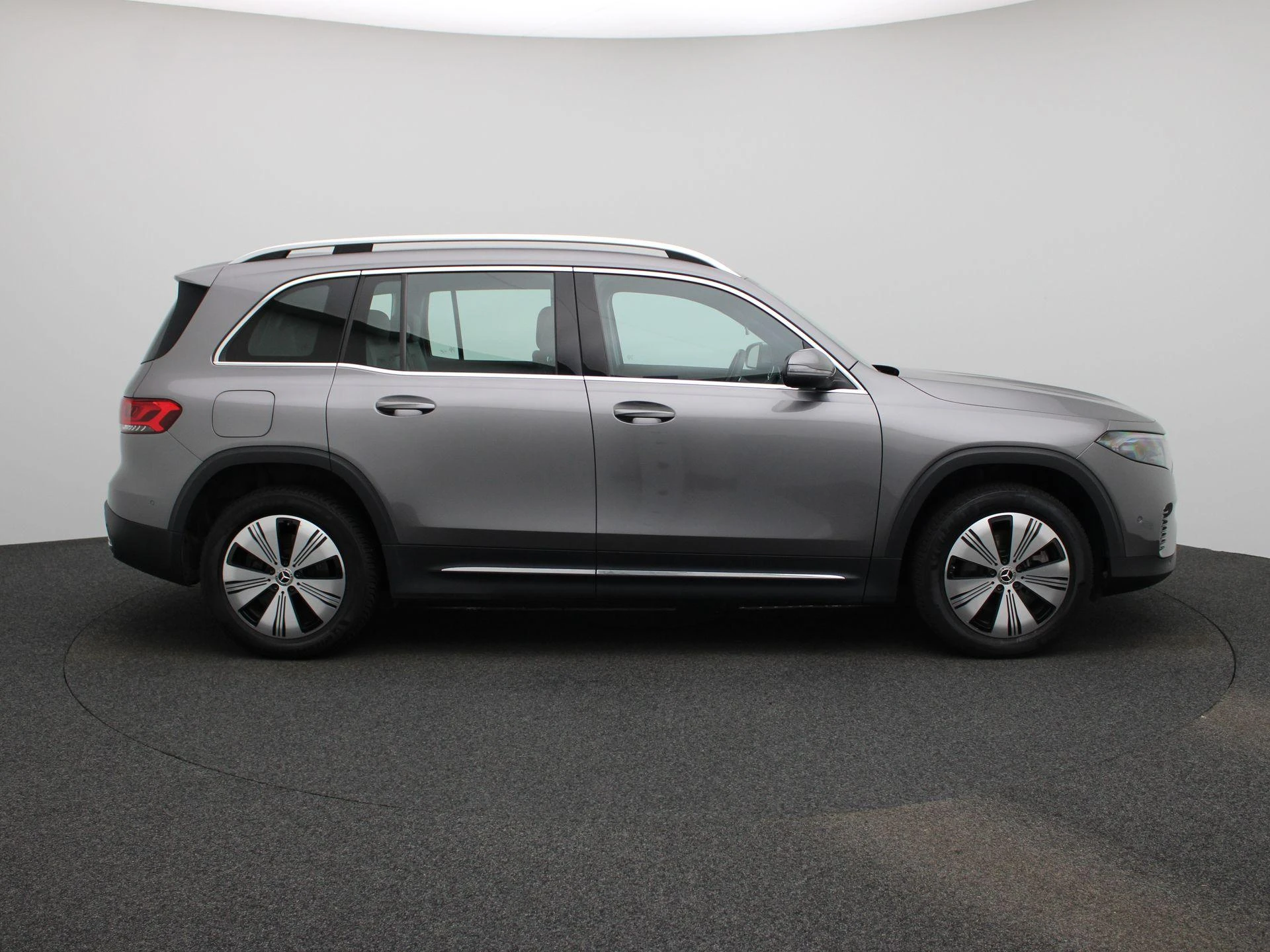 Mercedes-Benz-EQB-image-5