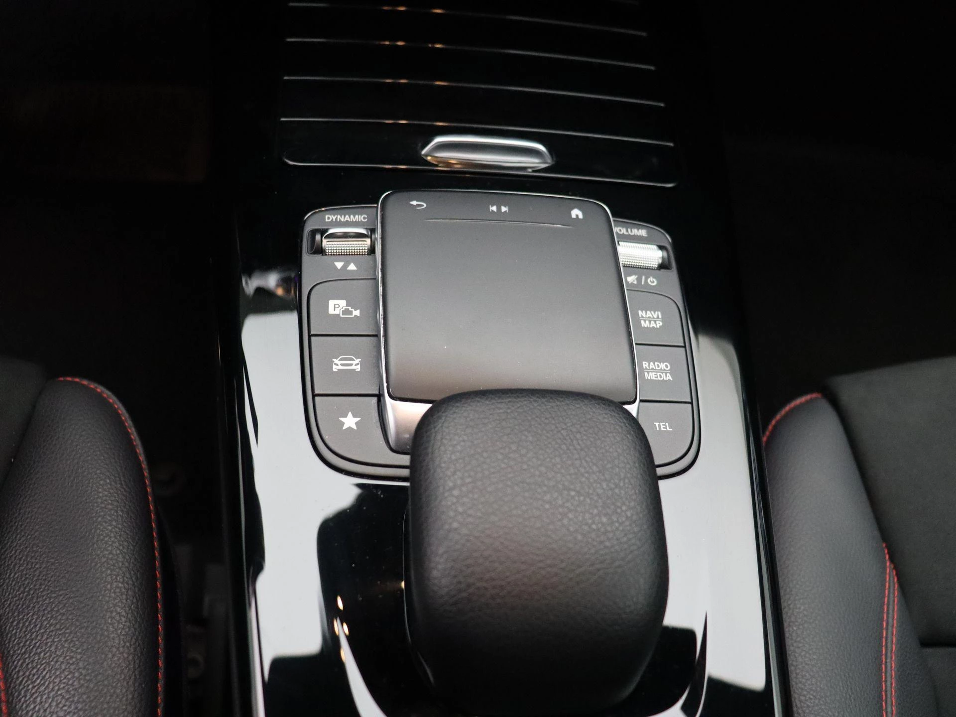 Mercedes-Benz CLA 200 AMG Line Coupé + PANORAMISCH DAK + MULTIBEAM LED +