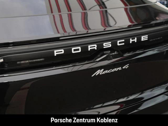 Porsche Macan 4 -