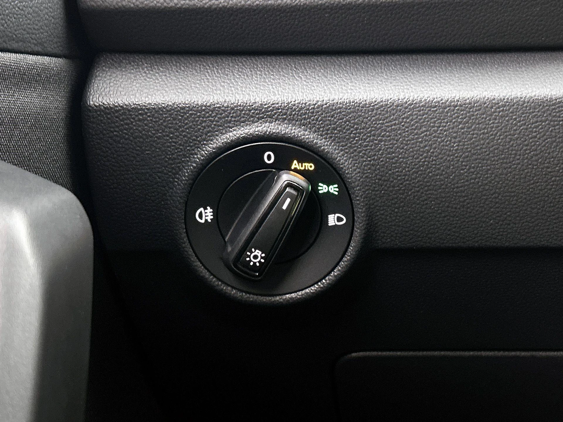 Volkswagen-T-Roc-image-18