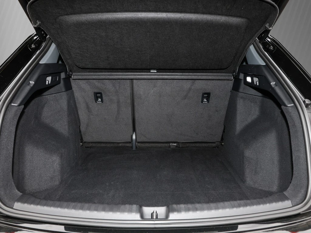 Audi Q4 e-tron 40 /MatrixLED/Navi/Pano/RFK/ACC