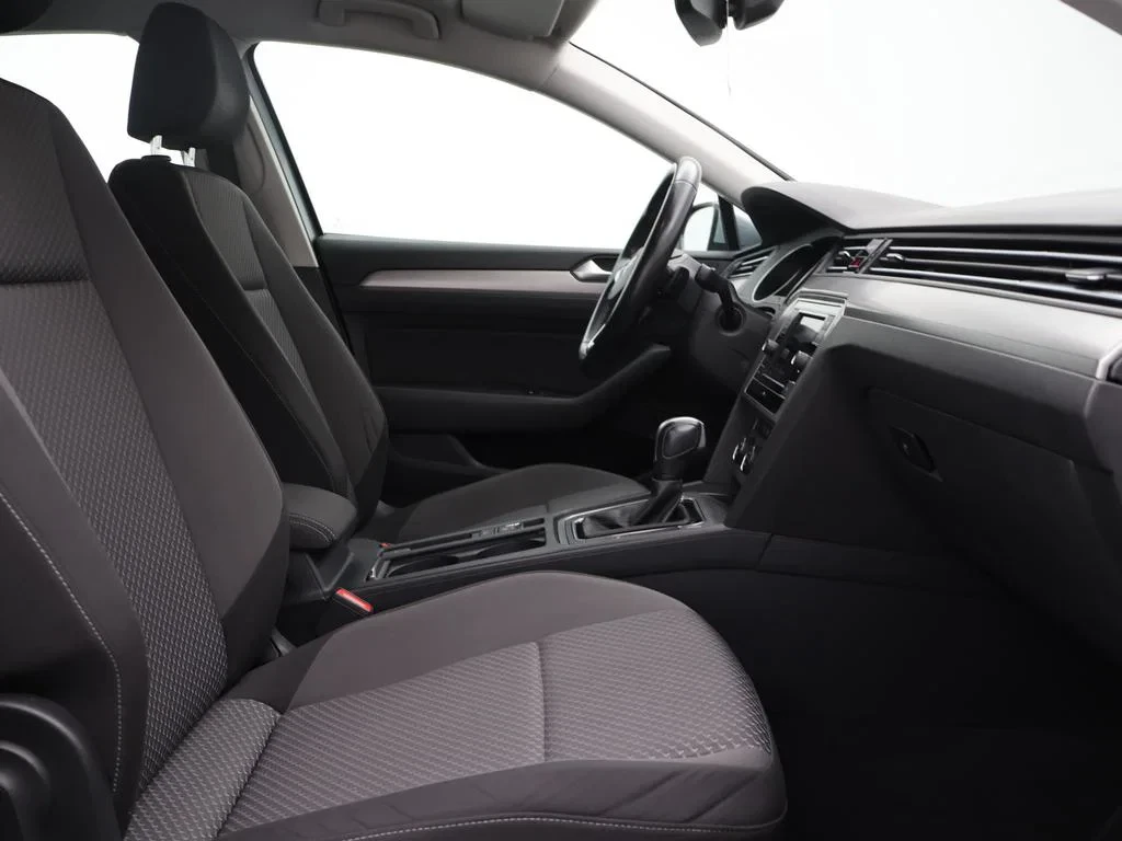 Volkswagen-Passat-image-10
