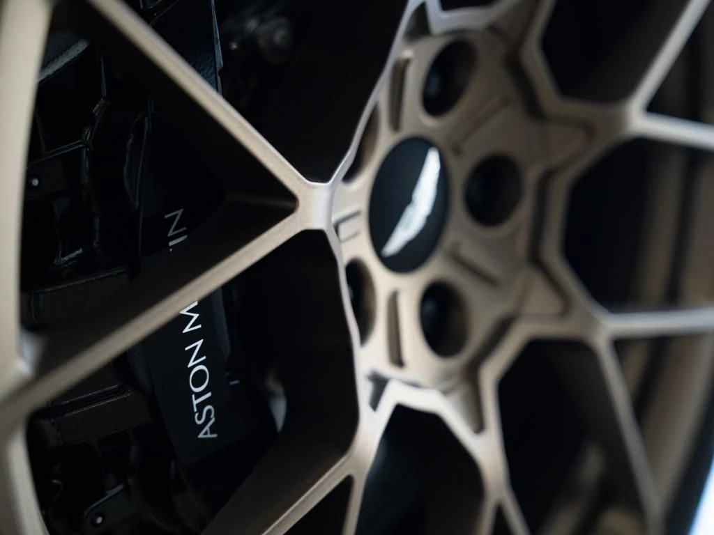 Aston Martin-Vanquish-image-21