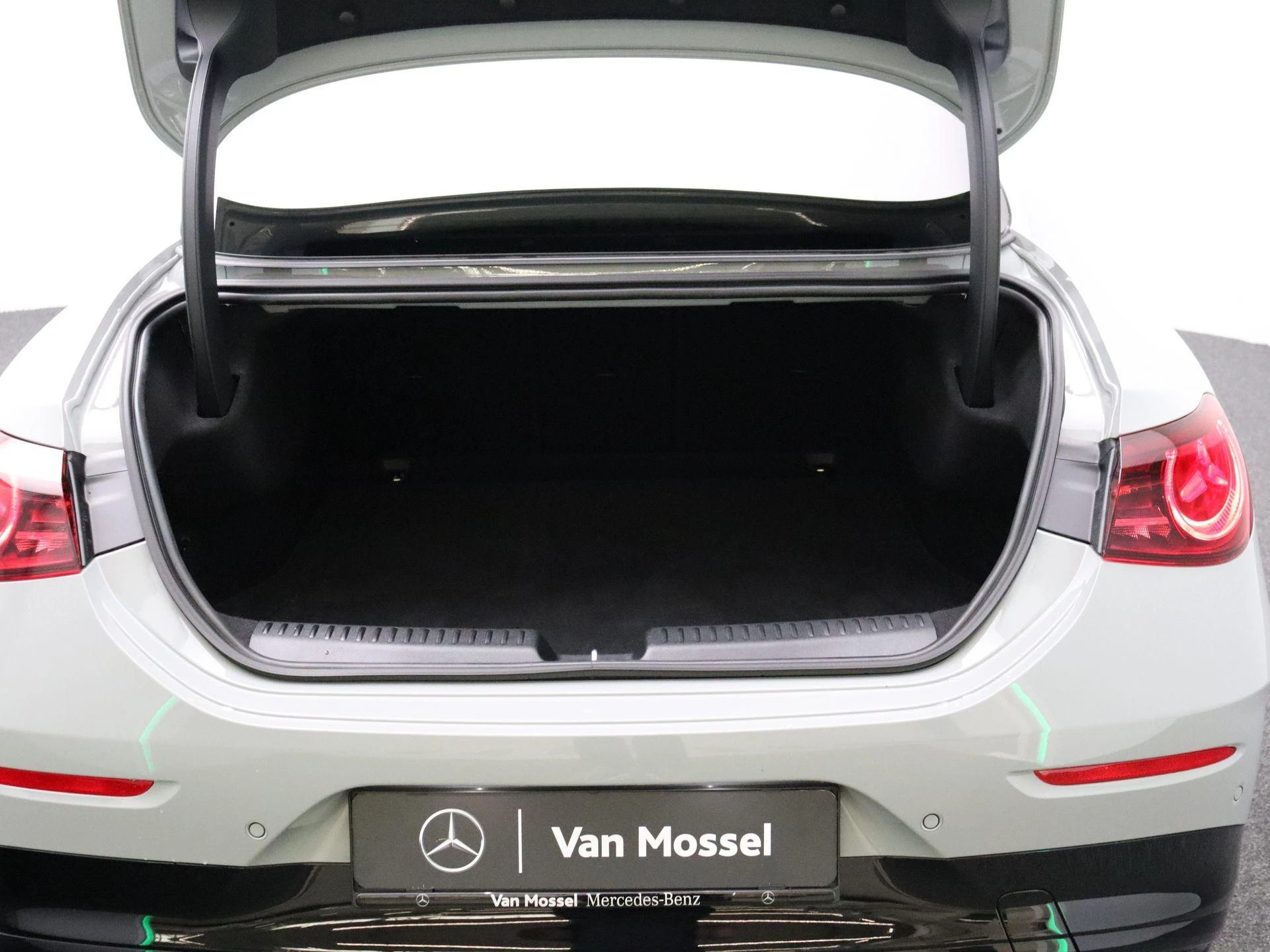 Mercedes-Benz-CLA-image-26