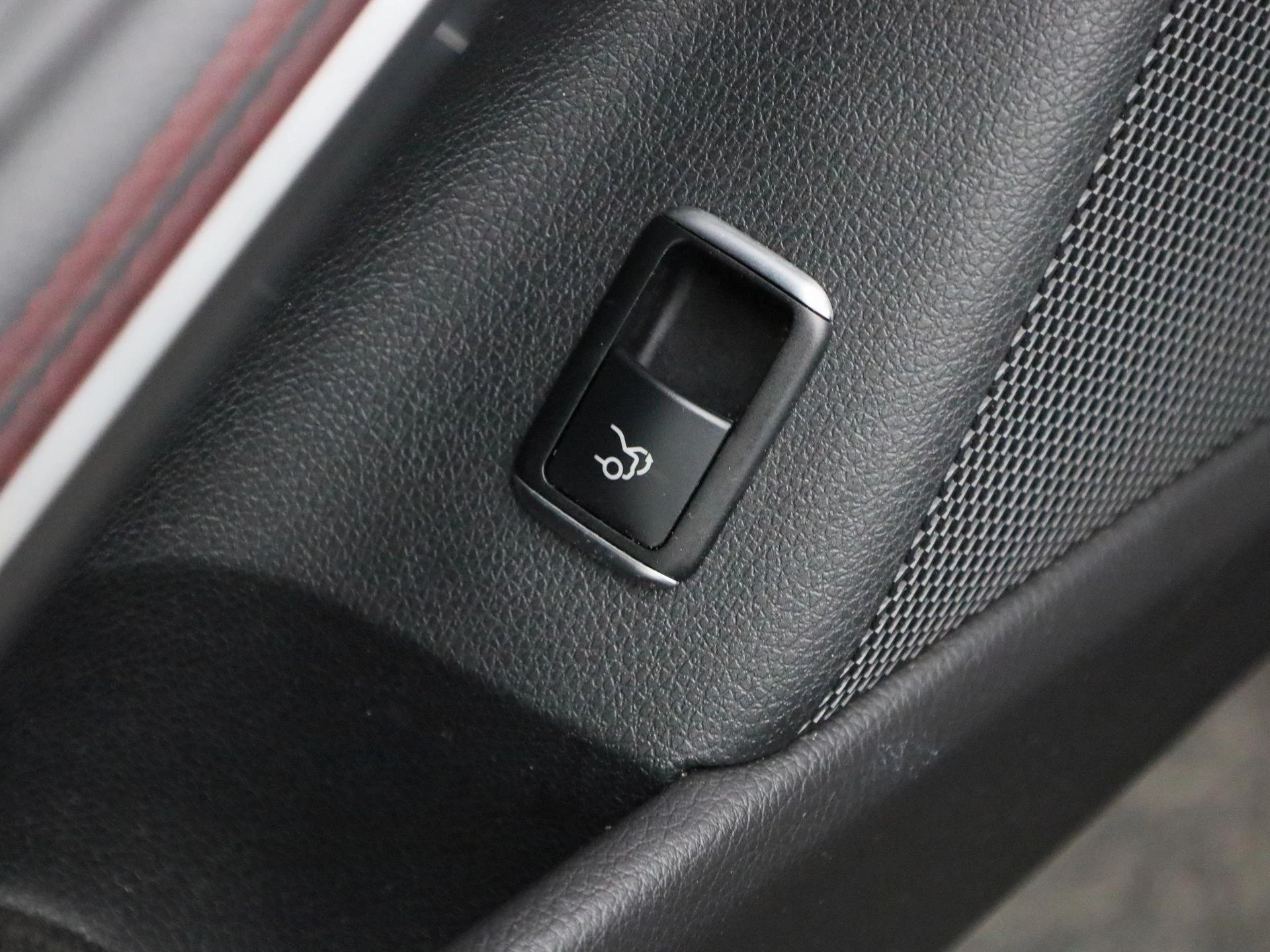 Mercedes-Benz-CLA-image-31