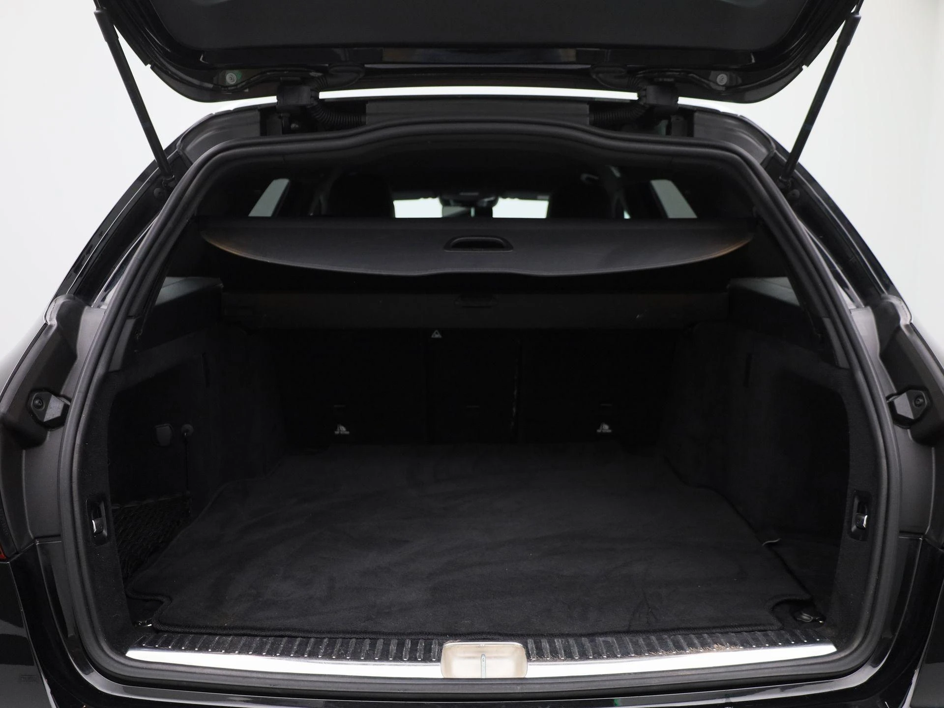 Mercedes-Benz-C-Klasse-image-13
