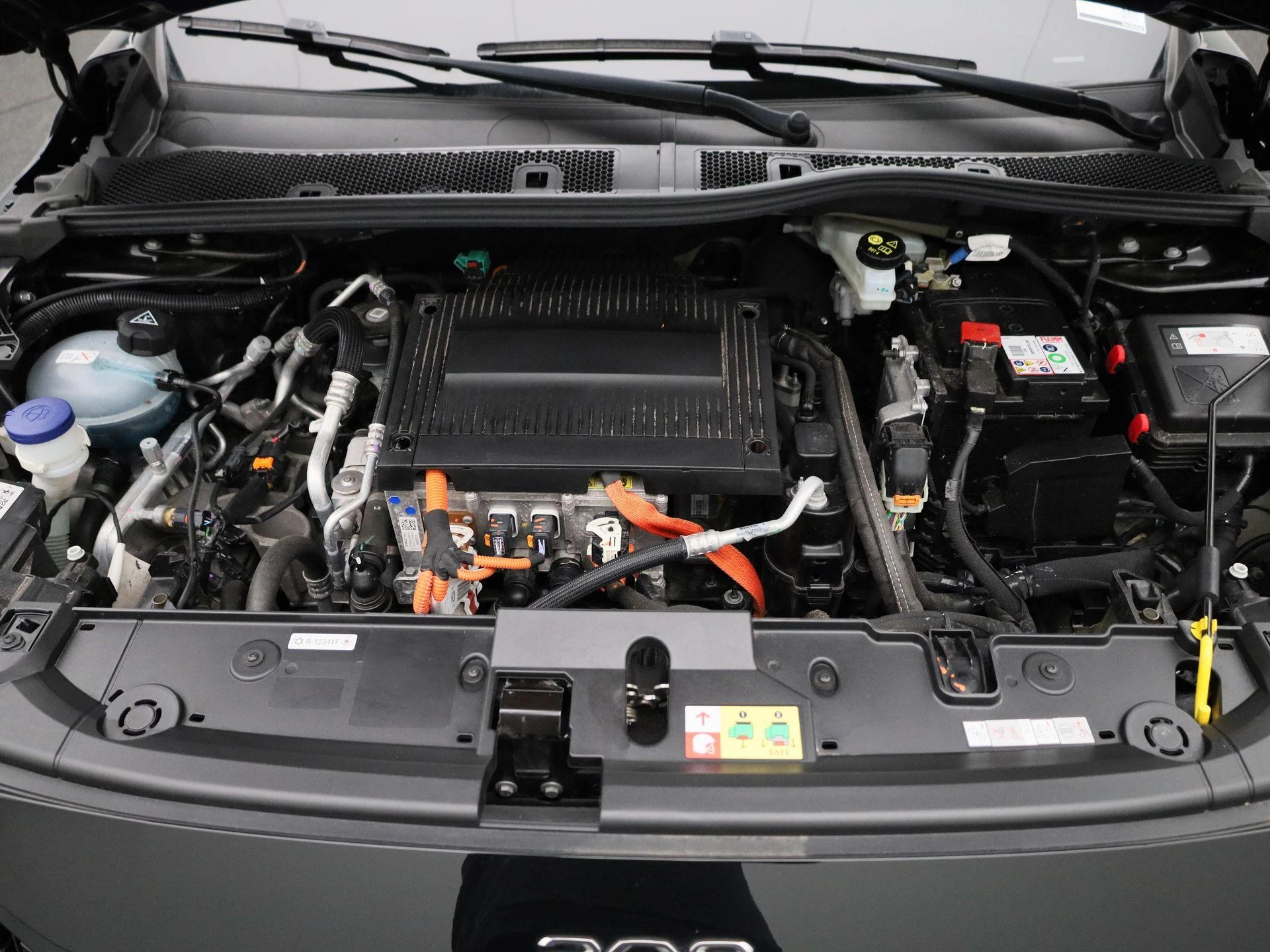 Peugeot-e-208-image-28