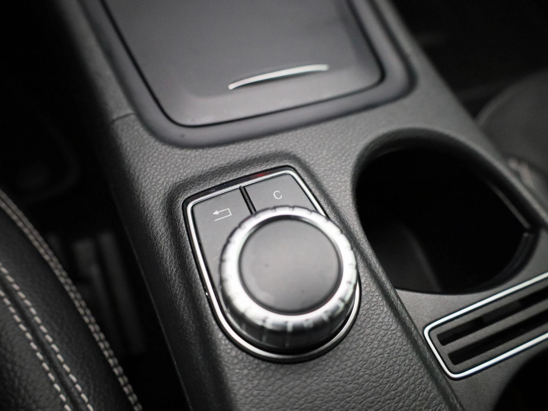 Mercedes-Benz-GLA-image-23