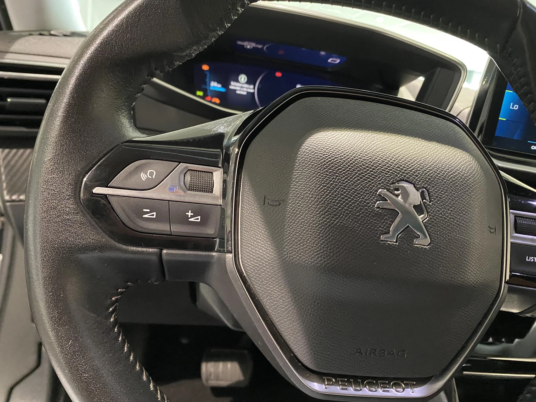 Peugeot-e-2008-image-12