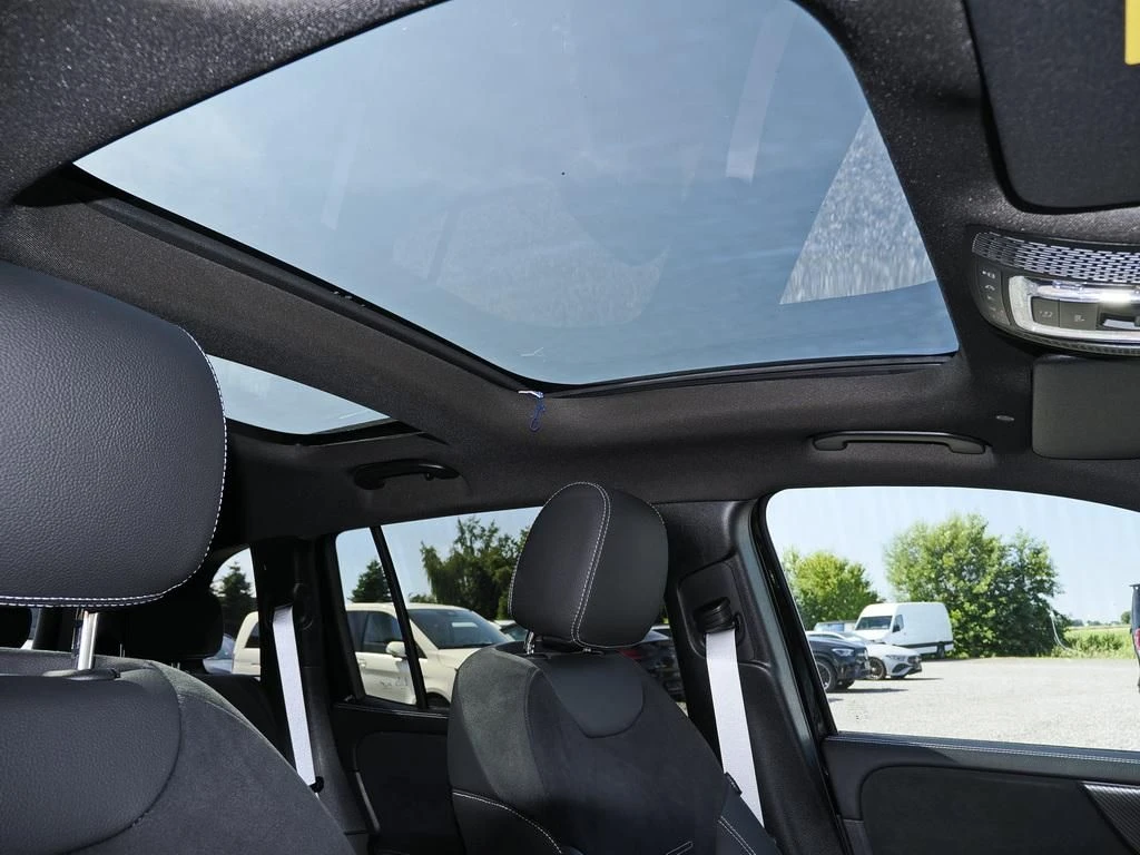 Mercedes-Benz-GLB 200 d-image-15