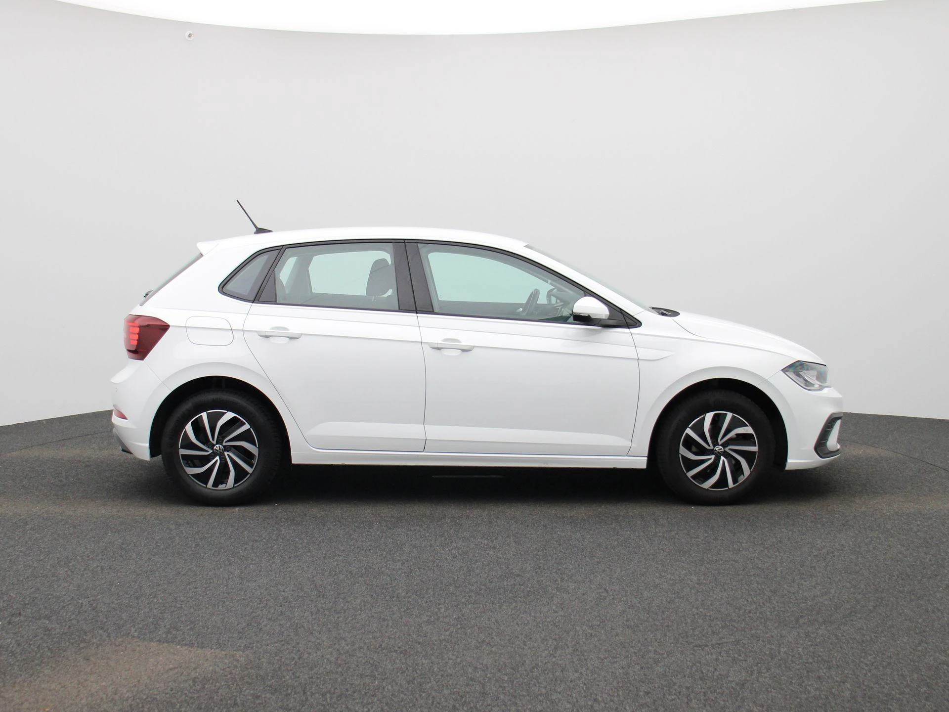 Volkswagen-Polo-image-6