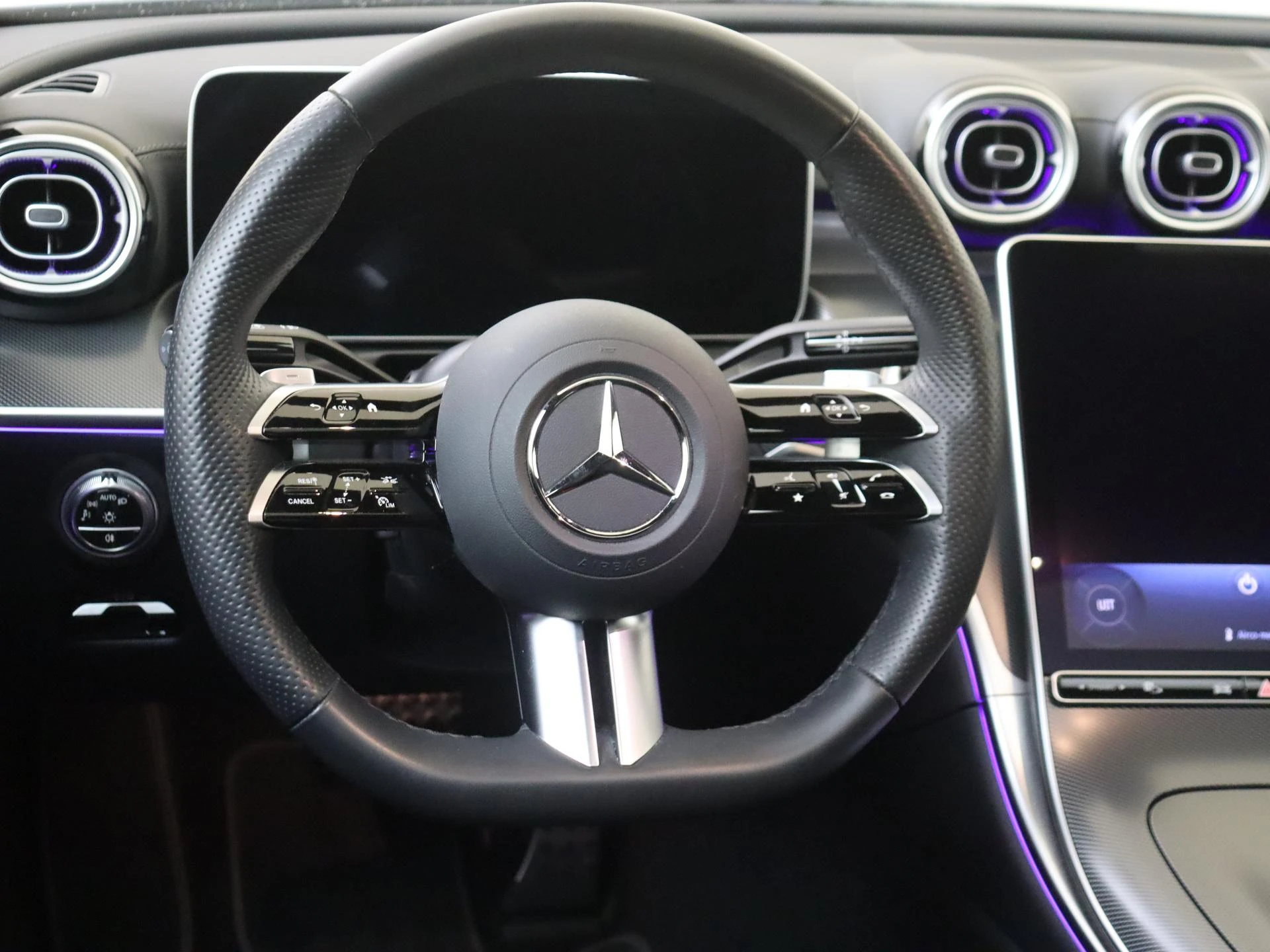 Mercedes-Benz-C-Klasse-image-9