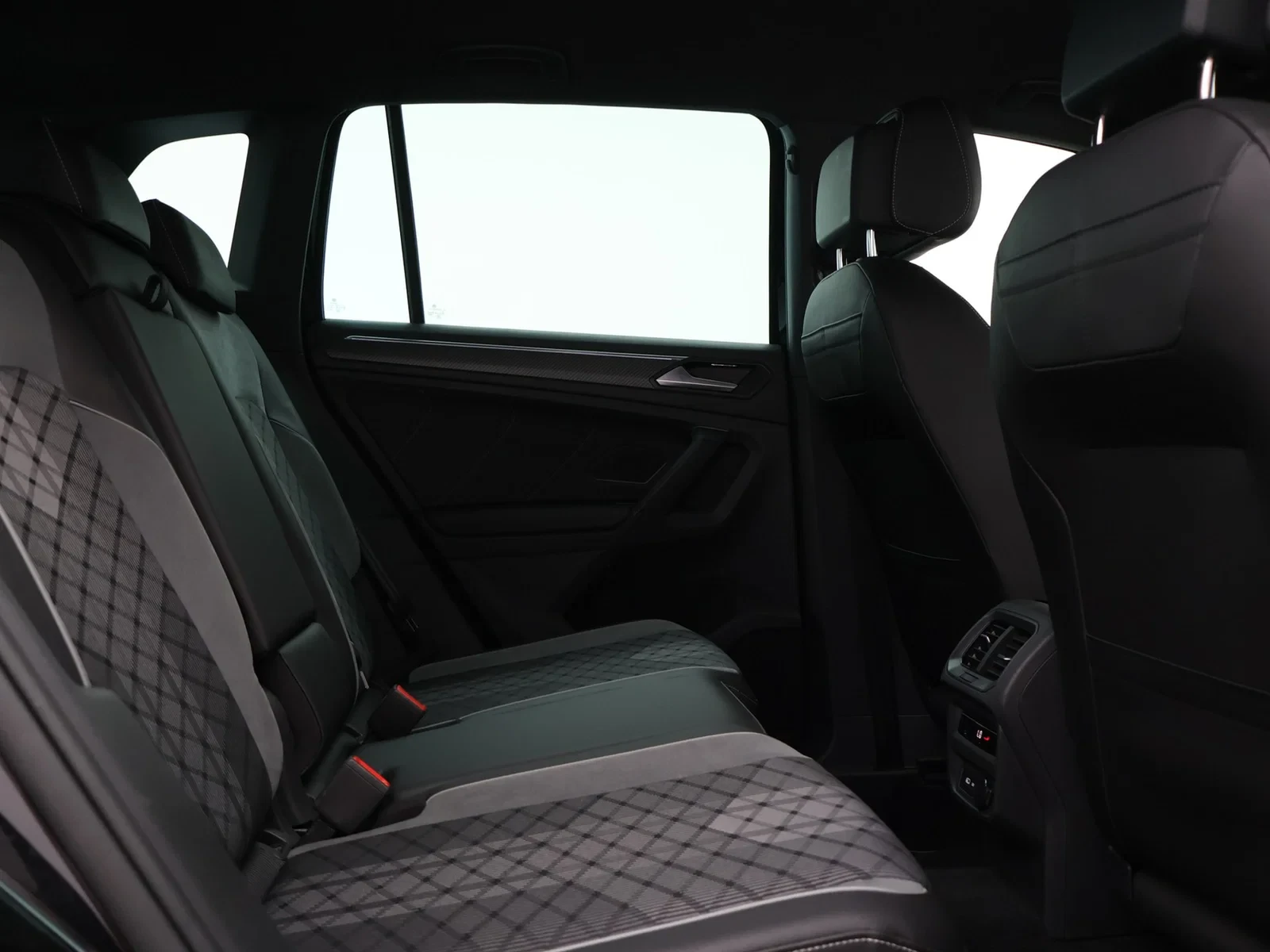 Volkswagen Tiguan Tiguan R-Line 1.5TSI 150PK *AUTOMAAT*TREKHAAK*LED*CAMERA*NAVI*VIRTUAL COCKPIT*APP-CONNECT*...*