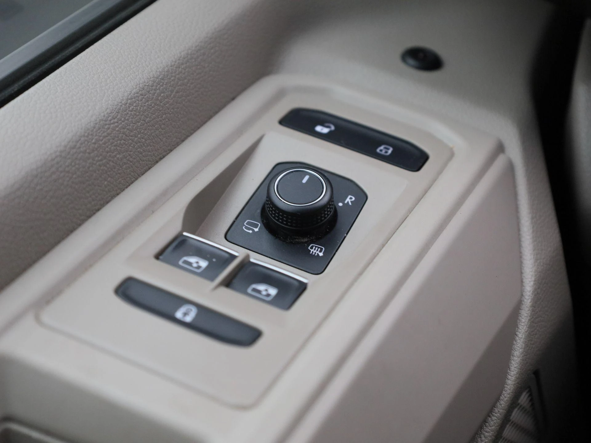Volkswagen-Multivan-image-37