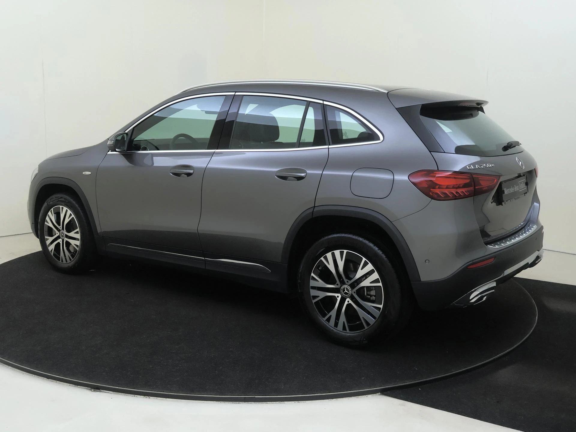 Mercedes-Benz-GLA-image-2
