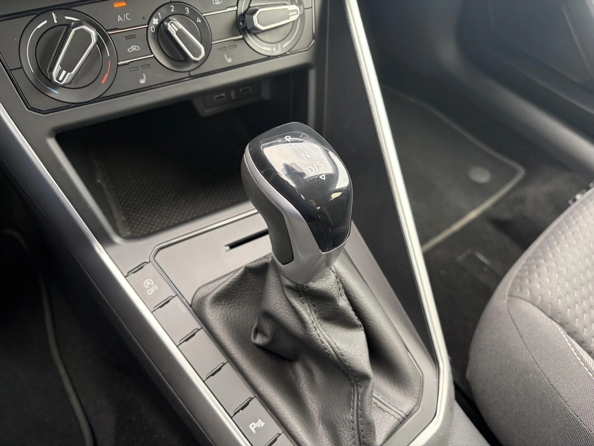 Volkswagen-Polo-image-12