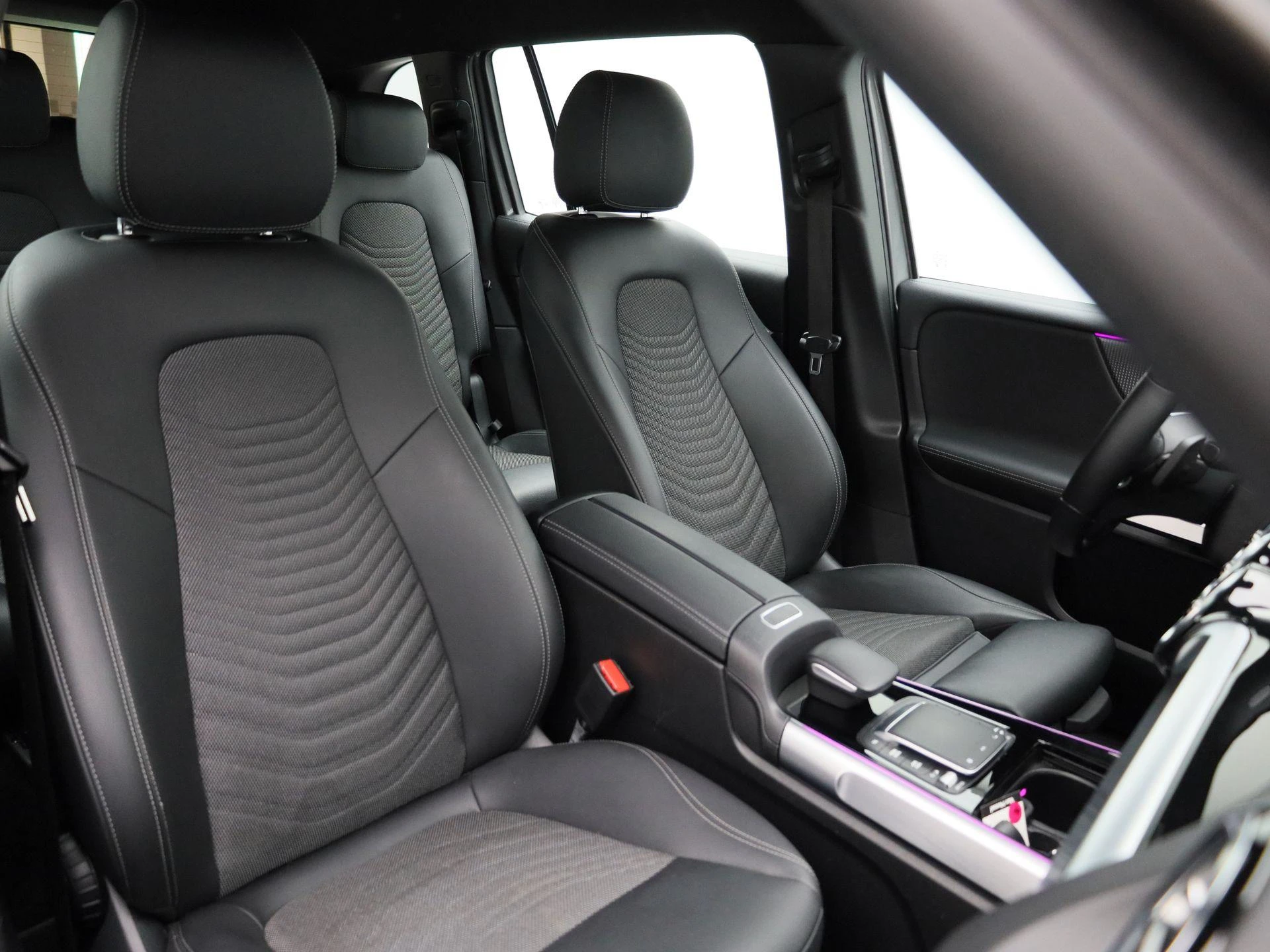 Mercedes-Benz-EQB-image-44