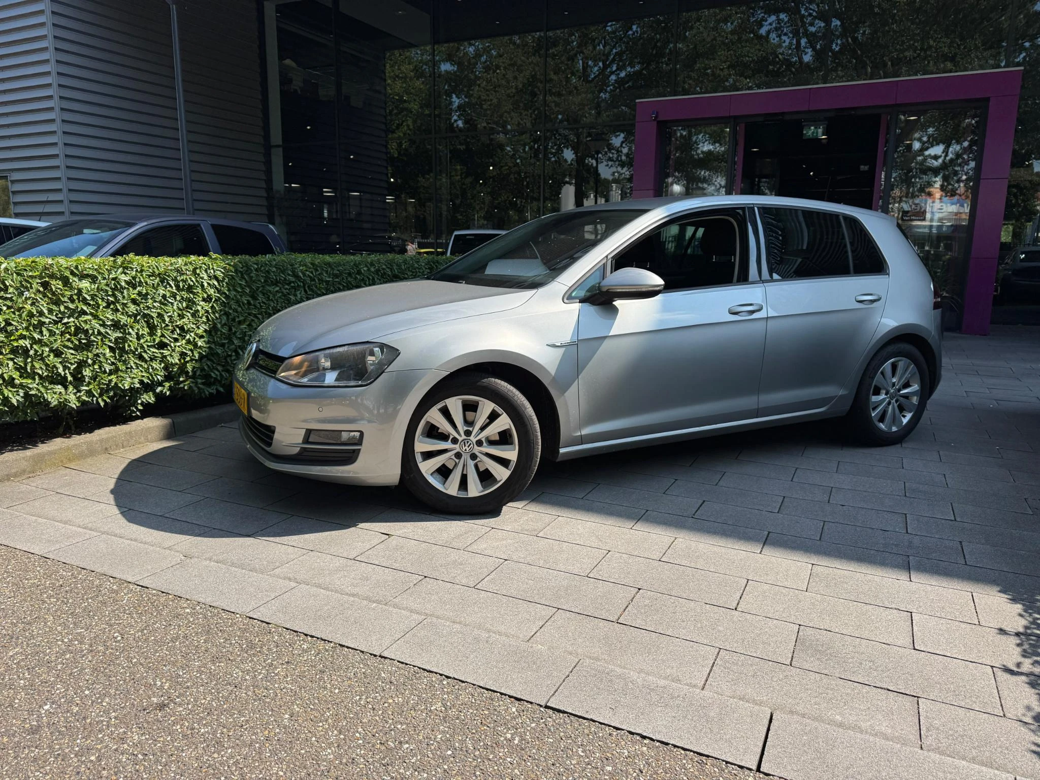 Volkswagen-Golf-image-1