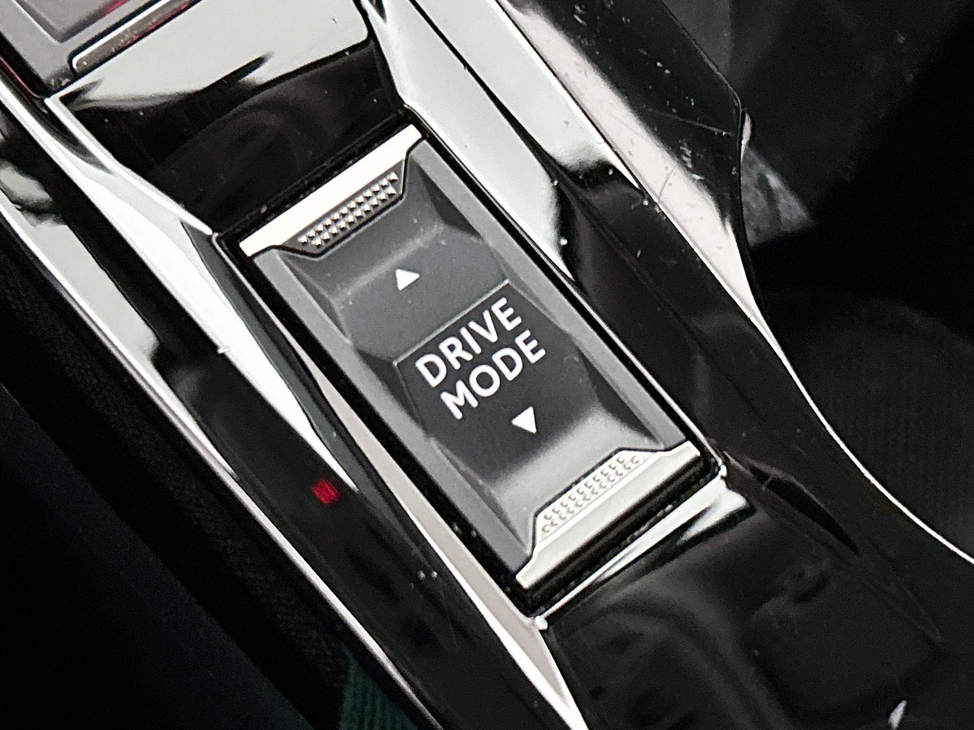 Peugeot-e-2008-image-8
