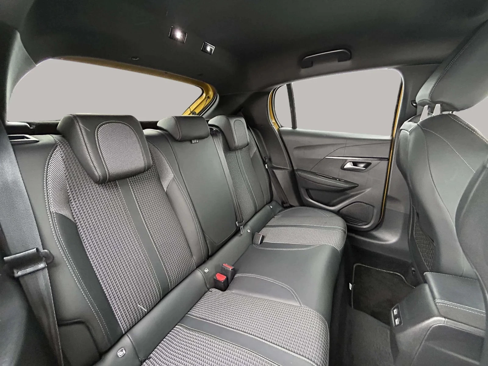 Peugeot-e-208-image-15