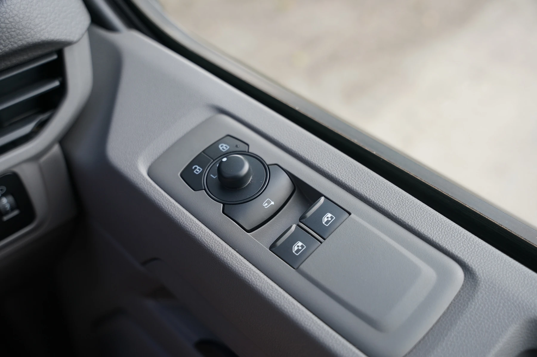 Volkswagen-Transporter-image-21
