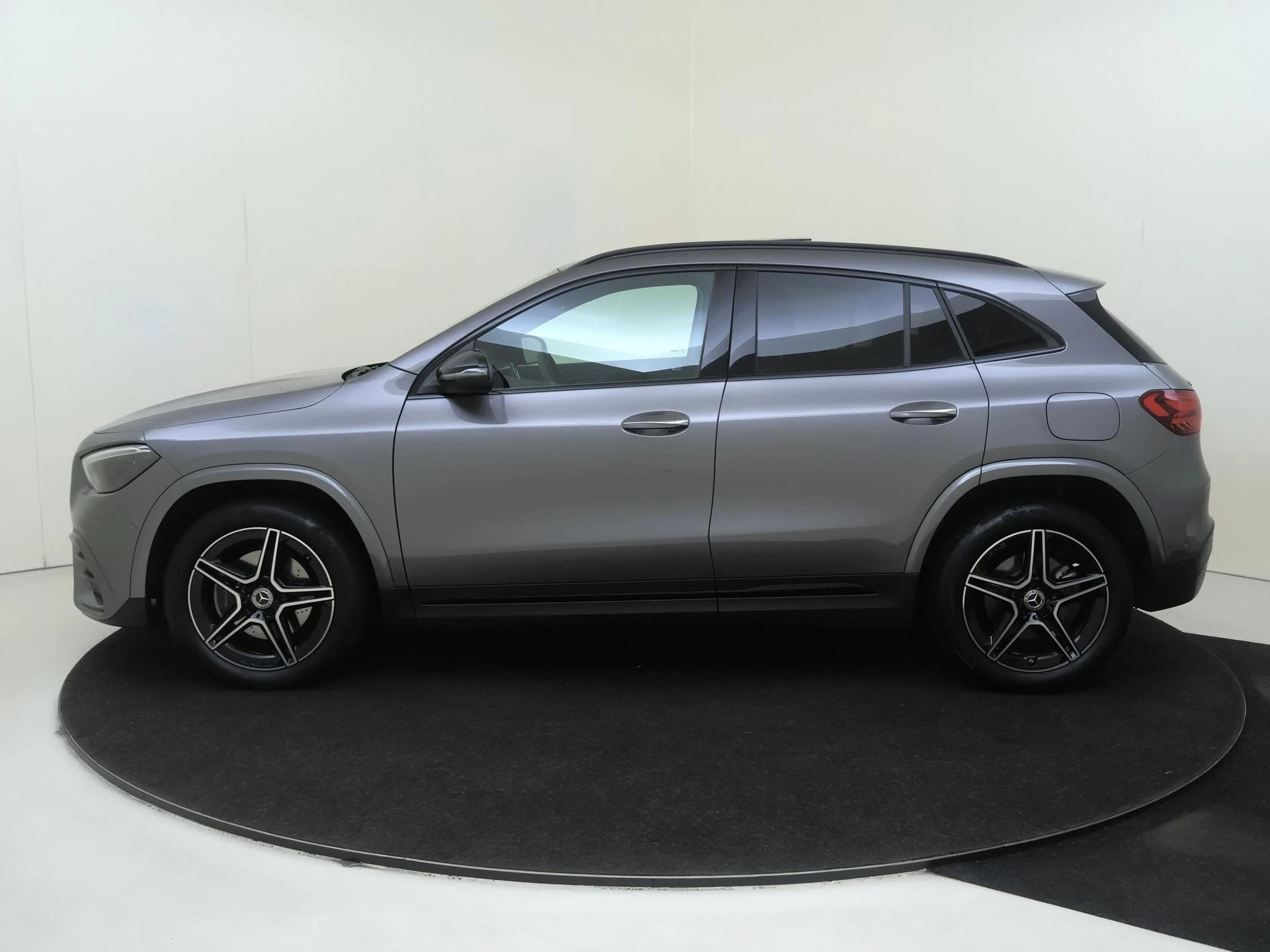 Mercedes-Benz-GLA-image-8