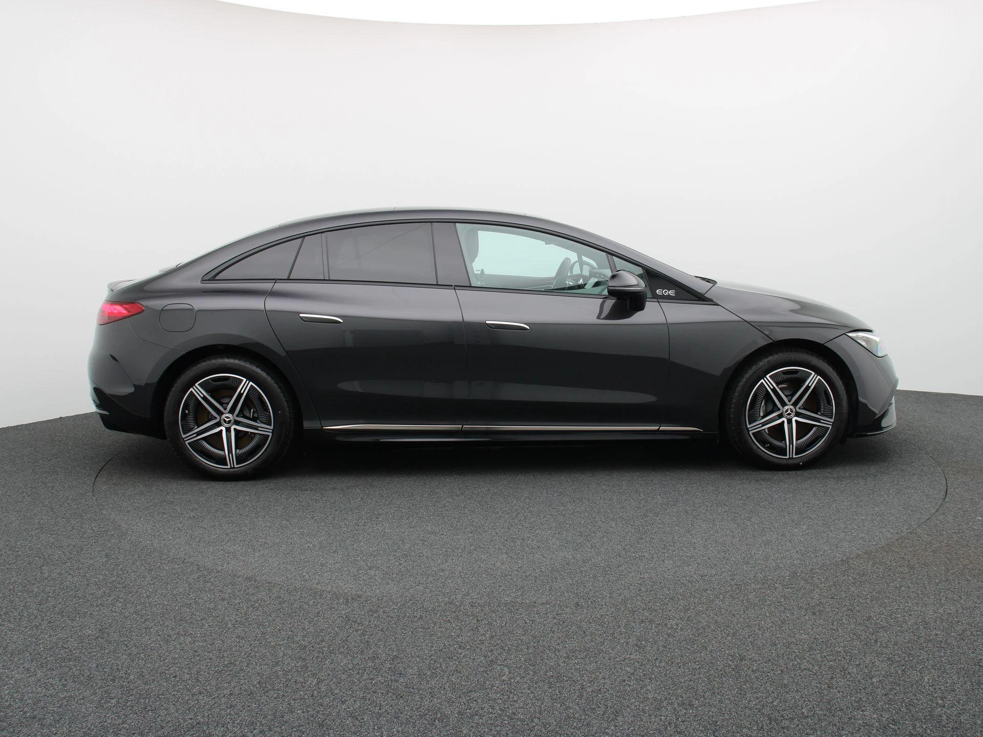Mercedes-Benz-EQE-image-5