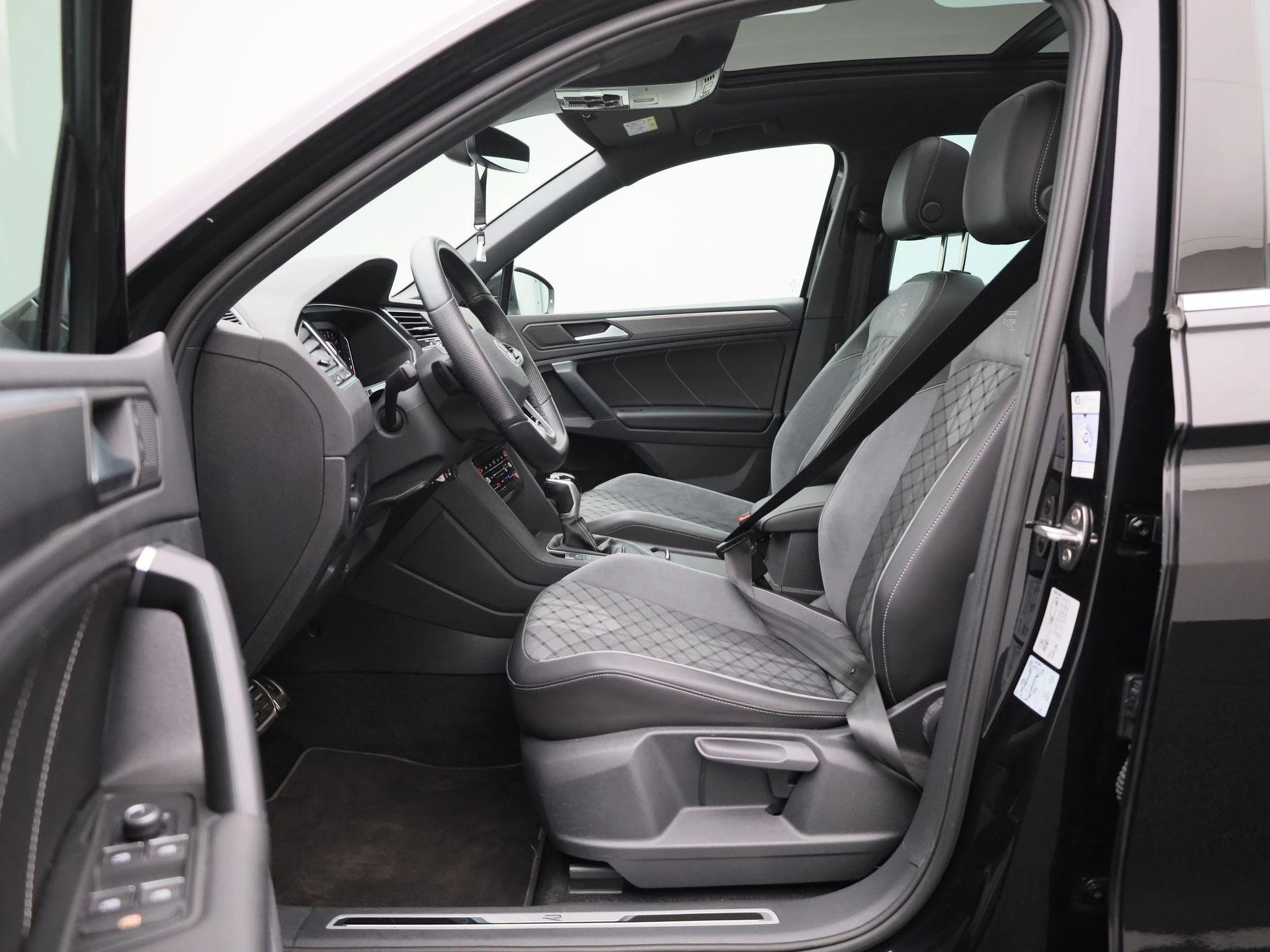Volkswagen-Tiguan-image-10