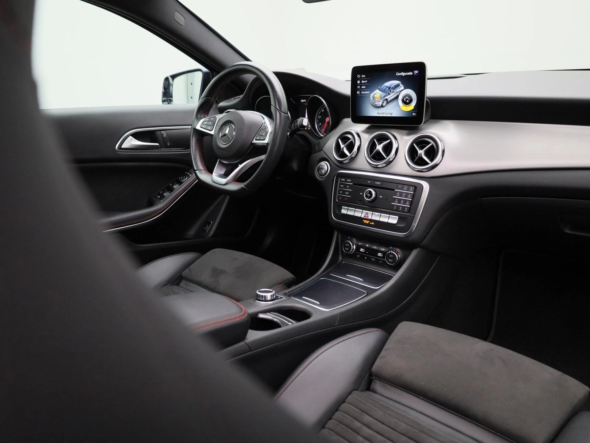 Mercedes-Benz-GLA-image-42
