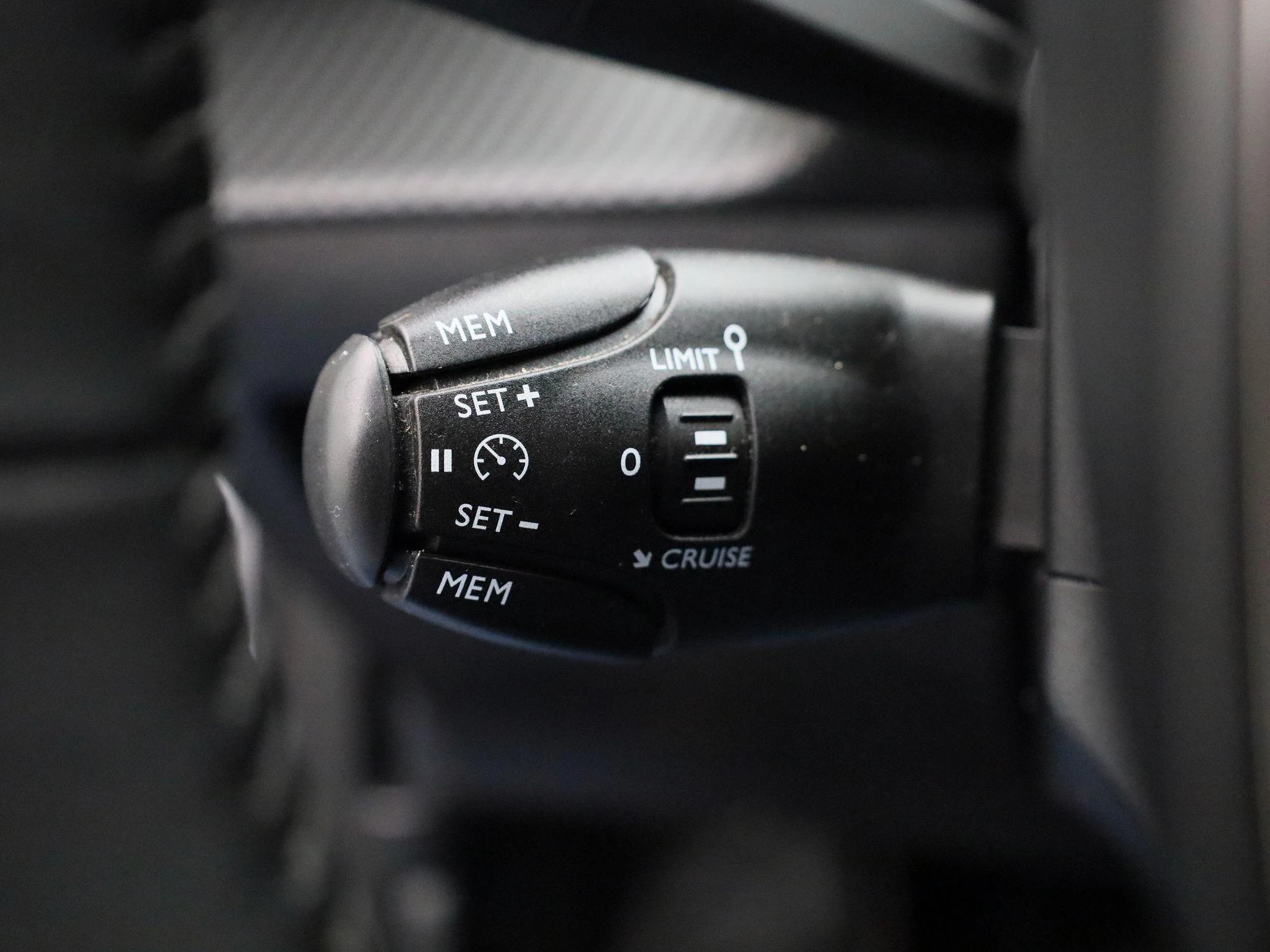 Peugeot-e-2008-image-27