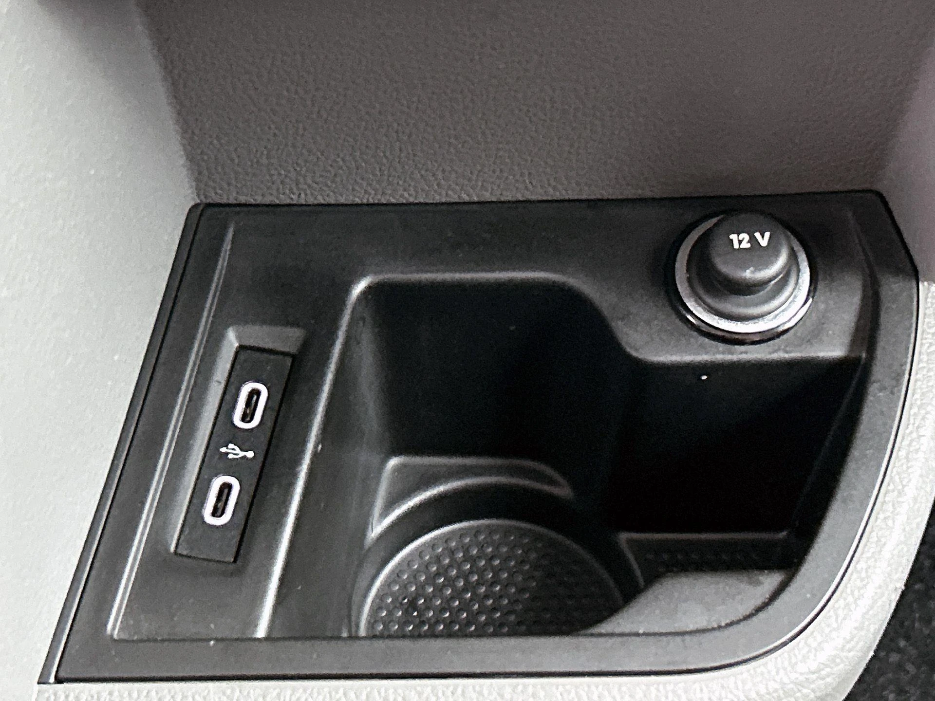 Volkswagen-Transporter-image-28